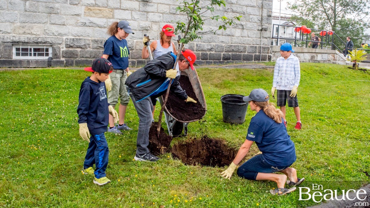 Petits et grands mettent la main à la terre pour embellir Saint-Éphrem 