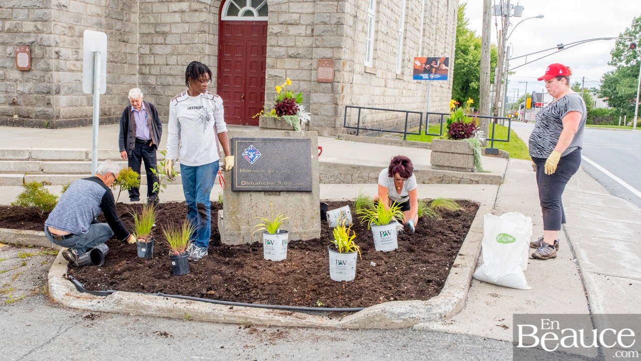 Petits et grands mettent la main à la terre pour embellir Saint-Éphrem 