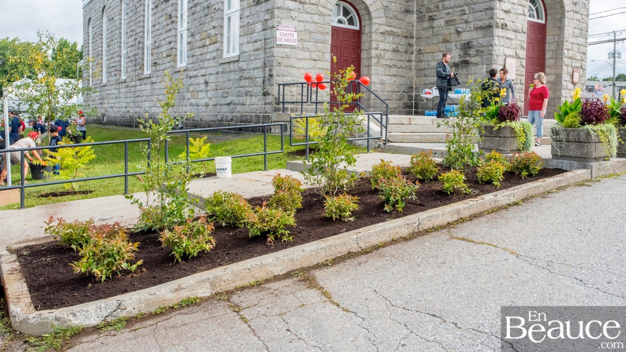 Petits et grands mettent la main à la terre pour embellir Saint-Éphrem 
