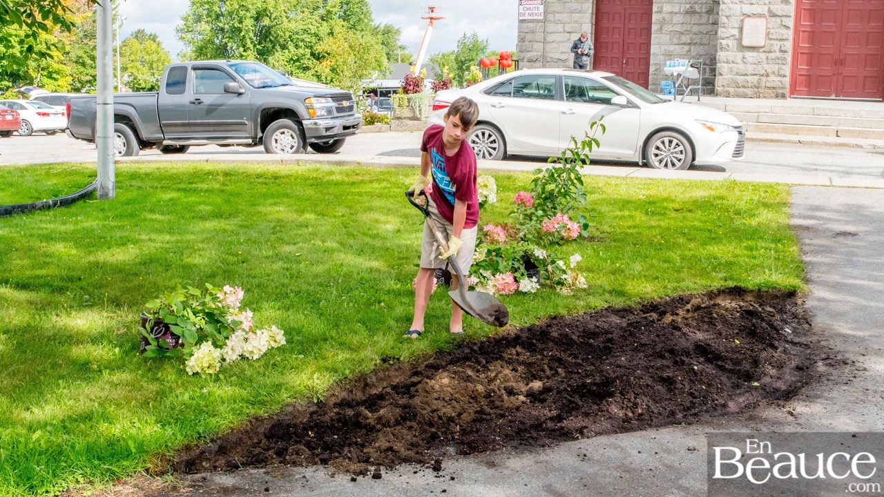 Petits et grands mettent la main à la terre pour embellir Saint-Éphrem 