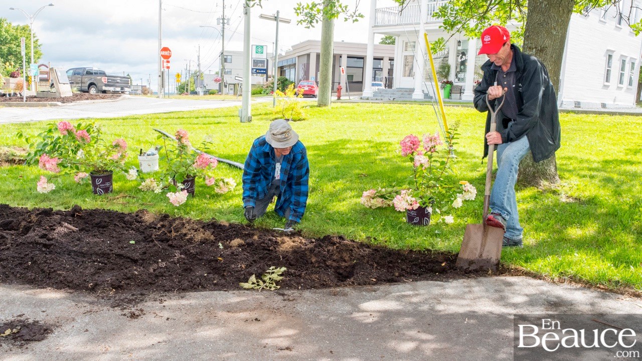 Petits et grands mettent la main à la terre pour embellir Saint-Éphrem 