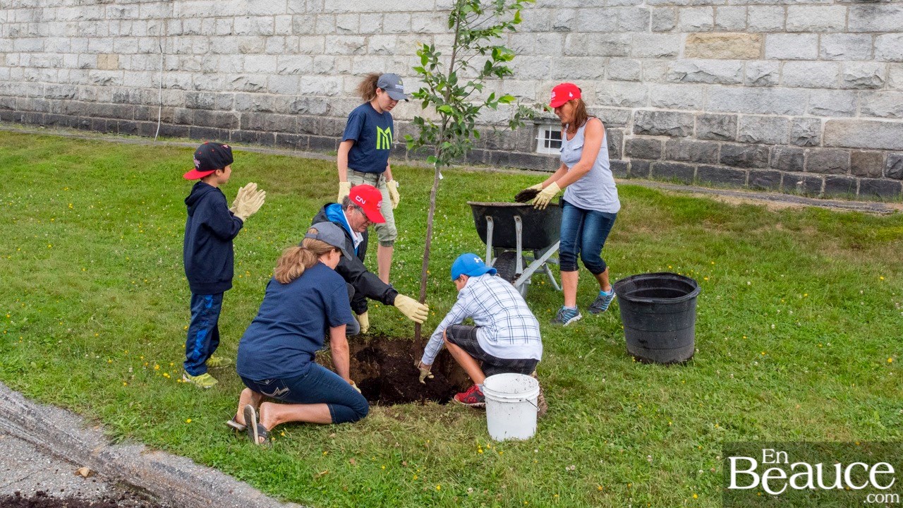 Petits et grands mettent la main à la terre pour embellir Saint-Éphrem 