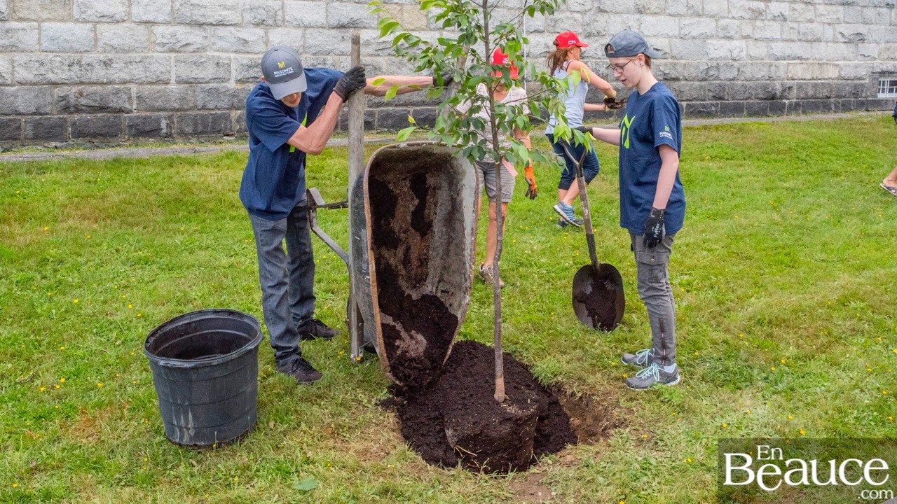 Petits et grands mettent la main à la terre pour embellir Saint-Éphrem 