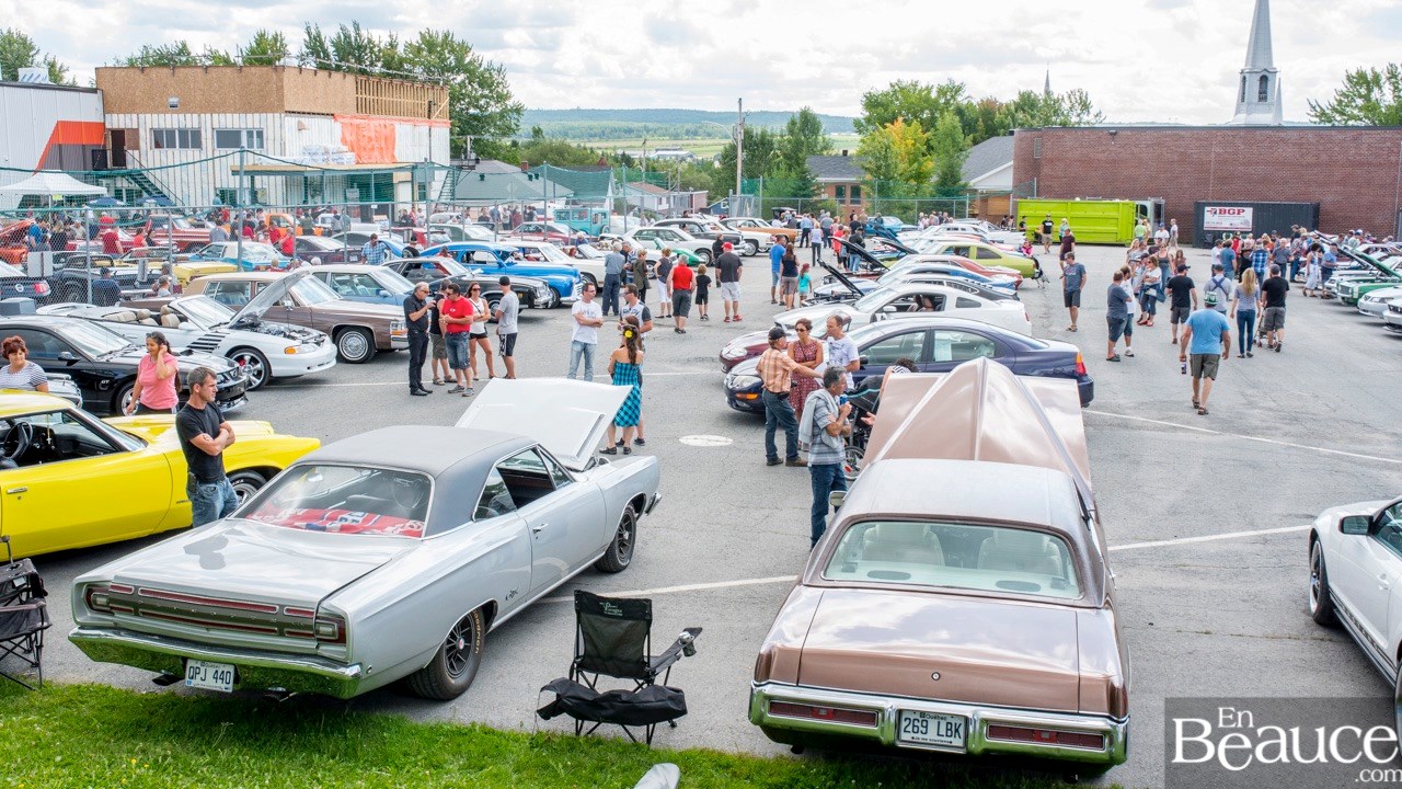 Près de 200 voitures de collection font sensation à Saint-Côme-Linière