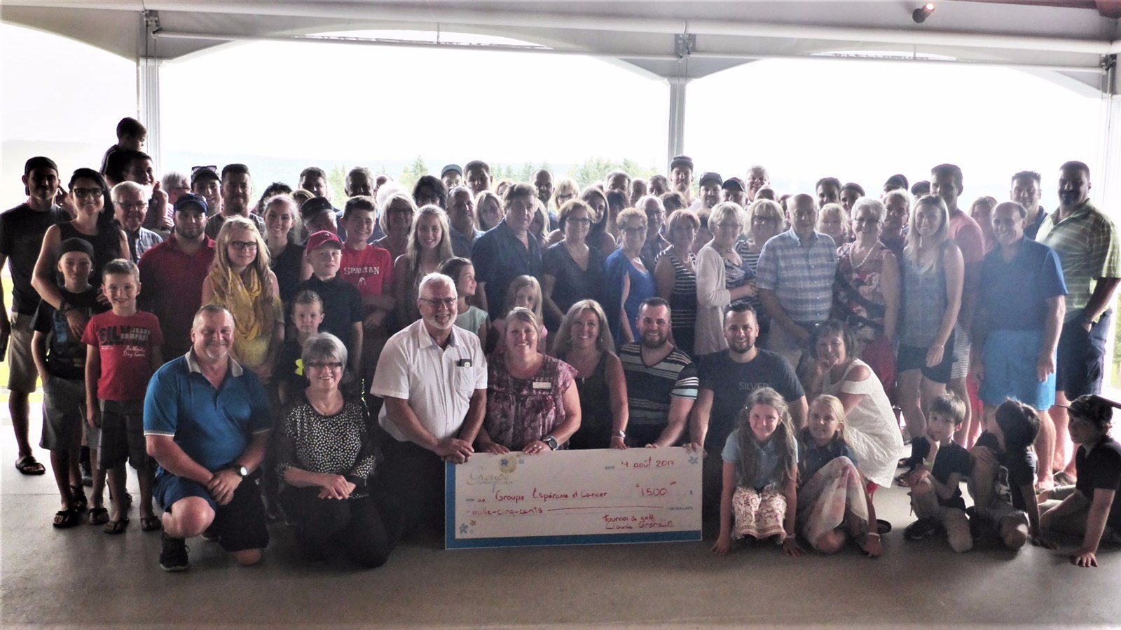 Le comité organisateur de la 11e édition du Tournoi de golf Claude Grondin, accompagné des participants à ce tournoi, remettent un chèque de 1 500 $ à Lyse Perron, directrice générale de l’organisme Groupe Espérance et Cancer.