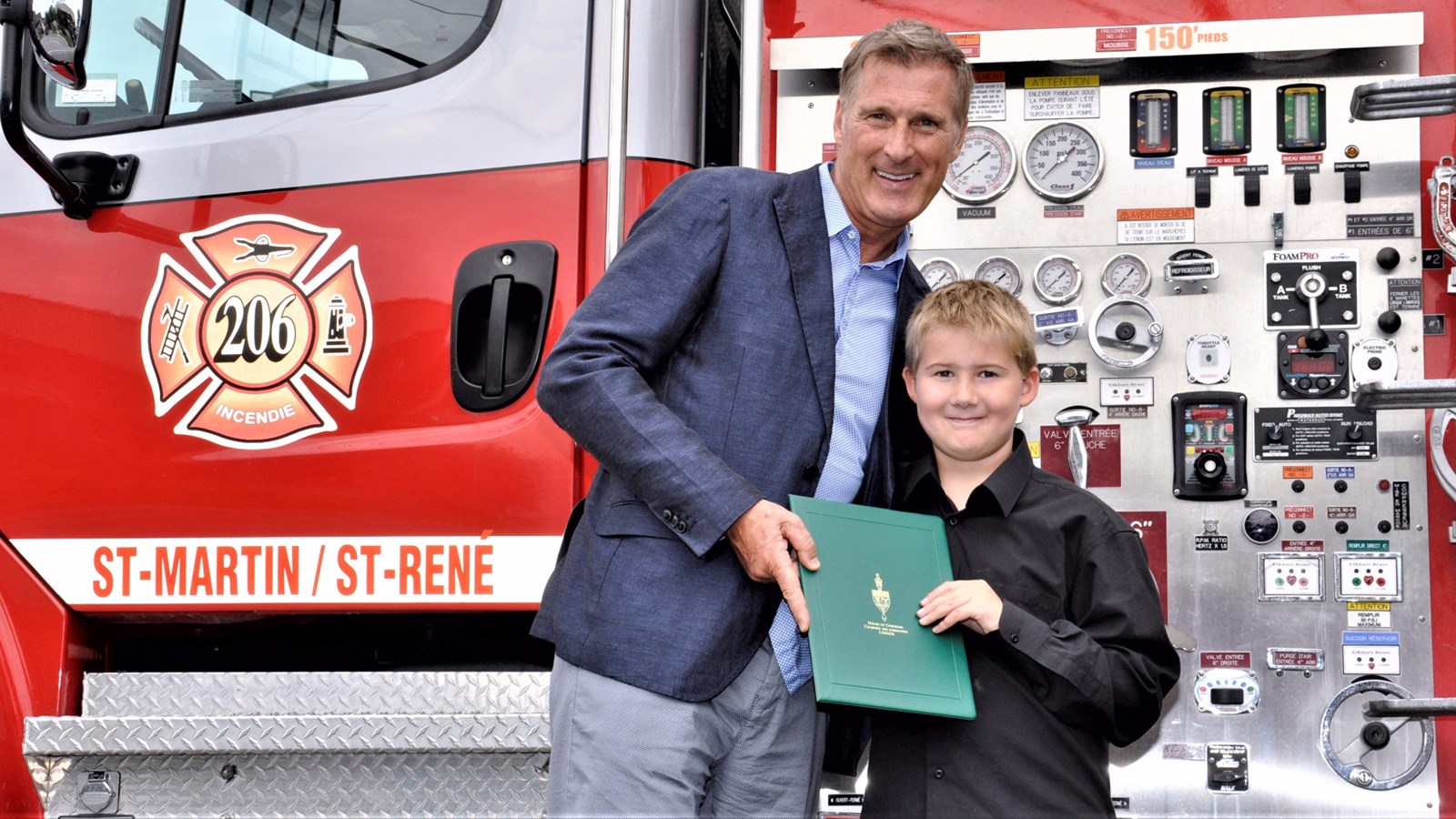 Maxime Bernier, député de Beauce, remet un certificat d'acte de bravoure au jeune Thomas Joseph Cyr de Saint-Martin.