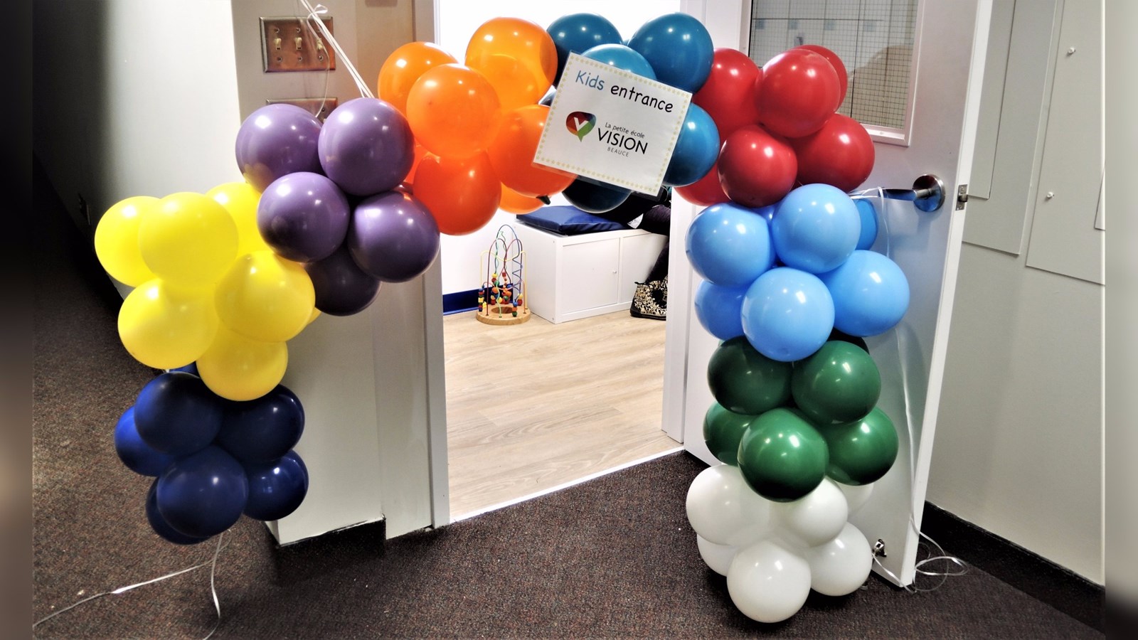 Une arche de ballons a été installée afin d'accueillir les enfants de 2 à 4 ans à la petite école Vision Beauce pour leur première journée.