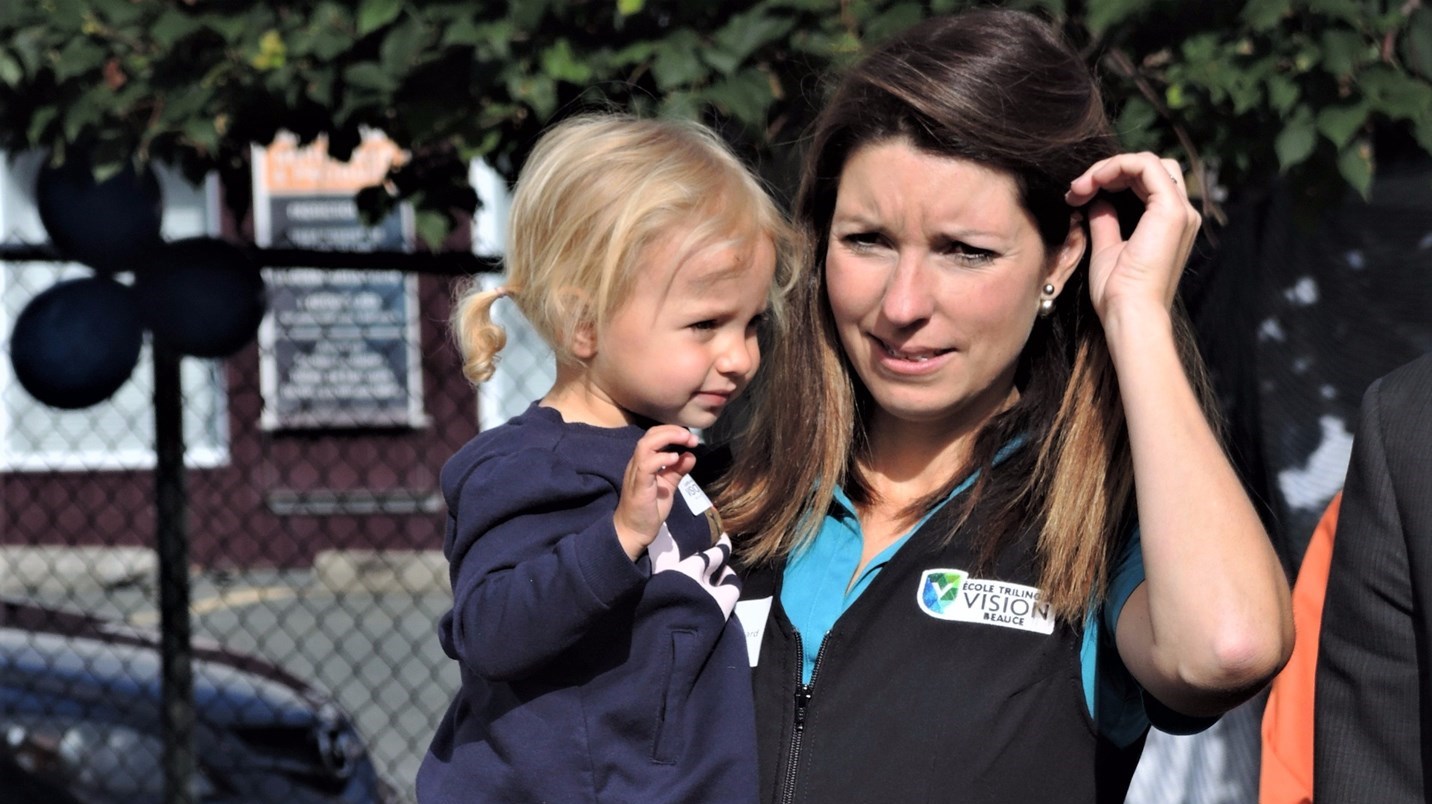 Véronique Savard, directrice pédagogique de la petite école Vision Beauce, accompagnée d'une enfant qui fera son entrée à la petite école cette année.