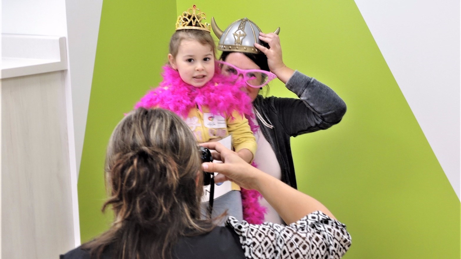 À l'intérieur, lors de l'inauguration, les enfants et leurs parents pouvaient se déguiser pour immortaliser le moment de leur entrée à la petite école Vision Beauce.