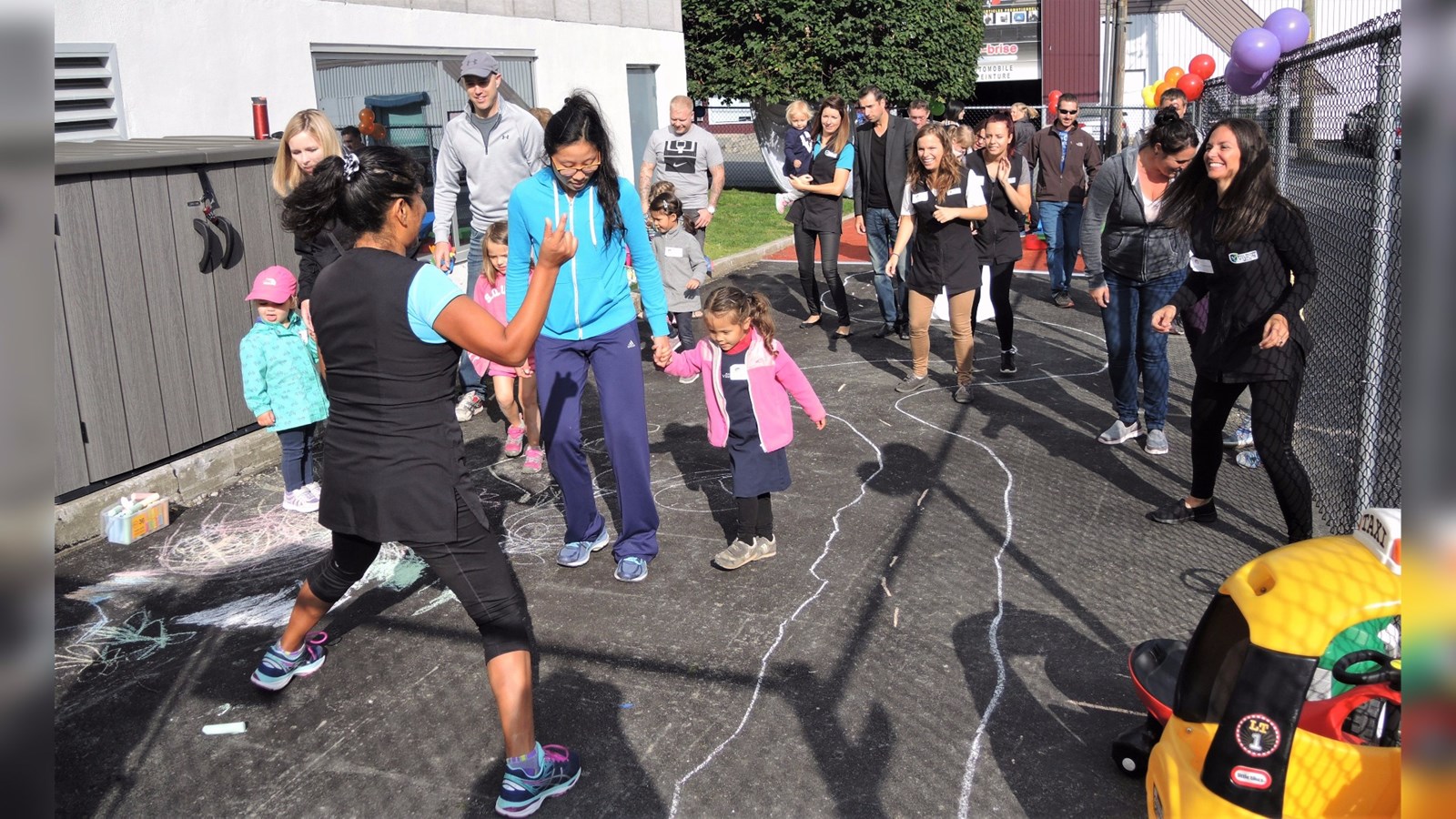 Parents, enfants et personnel enseignant de la petite école Vision Beauce ont dansé tous ensemble lors de l'inauguration de l'école.