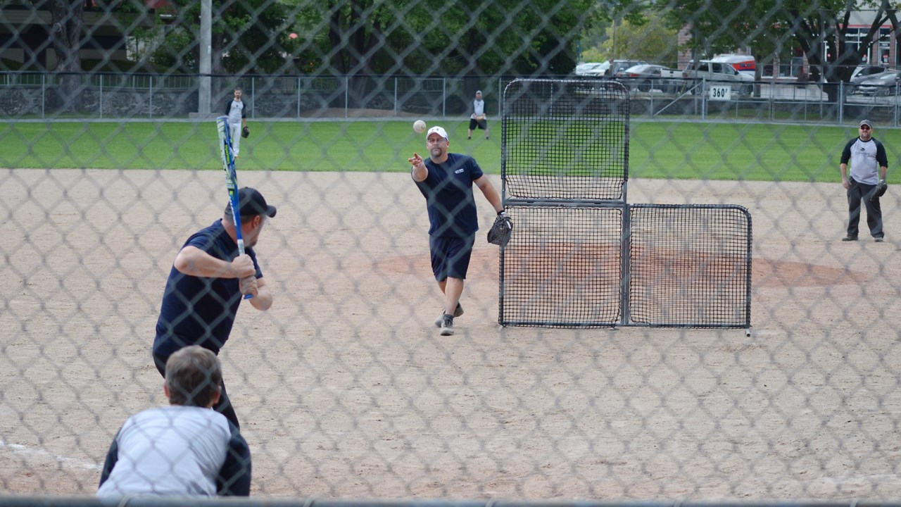 L'objectif de 3 000 $ atteint pour le tournoi de balle donnée du Bercail