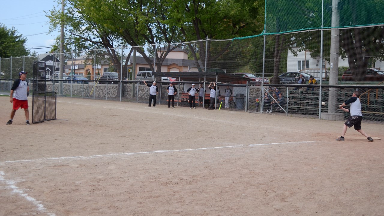 L'objectif de 3 000 $ atteint pour le tournoi de balle donnée du Bercail