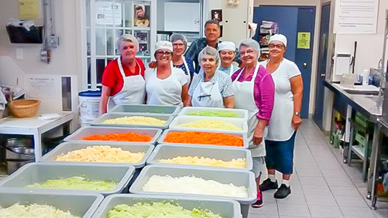 De gauche à droite sur la photo, Dannie Bolduc, cuisinière, Colombe Vachon, coordonnatrice de la cuisine, Pierrette Doyon, Blaise Gosselin, Adrienne Breton, Johanne Lavoie, Renée Caron et Roseanne Létourneau, tous bénévoles à Moisson Beauce.