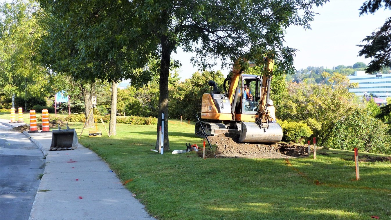 Les travaux dans le parc Lacasse permettront entre autres la réalisation d’un sentier, des aménagements paysagers, l’installation de nouveaux mobiliers urbains, de nouveaux bollards ainsi que d’un circuit électrique.