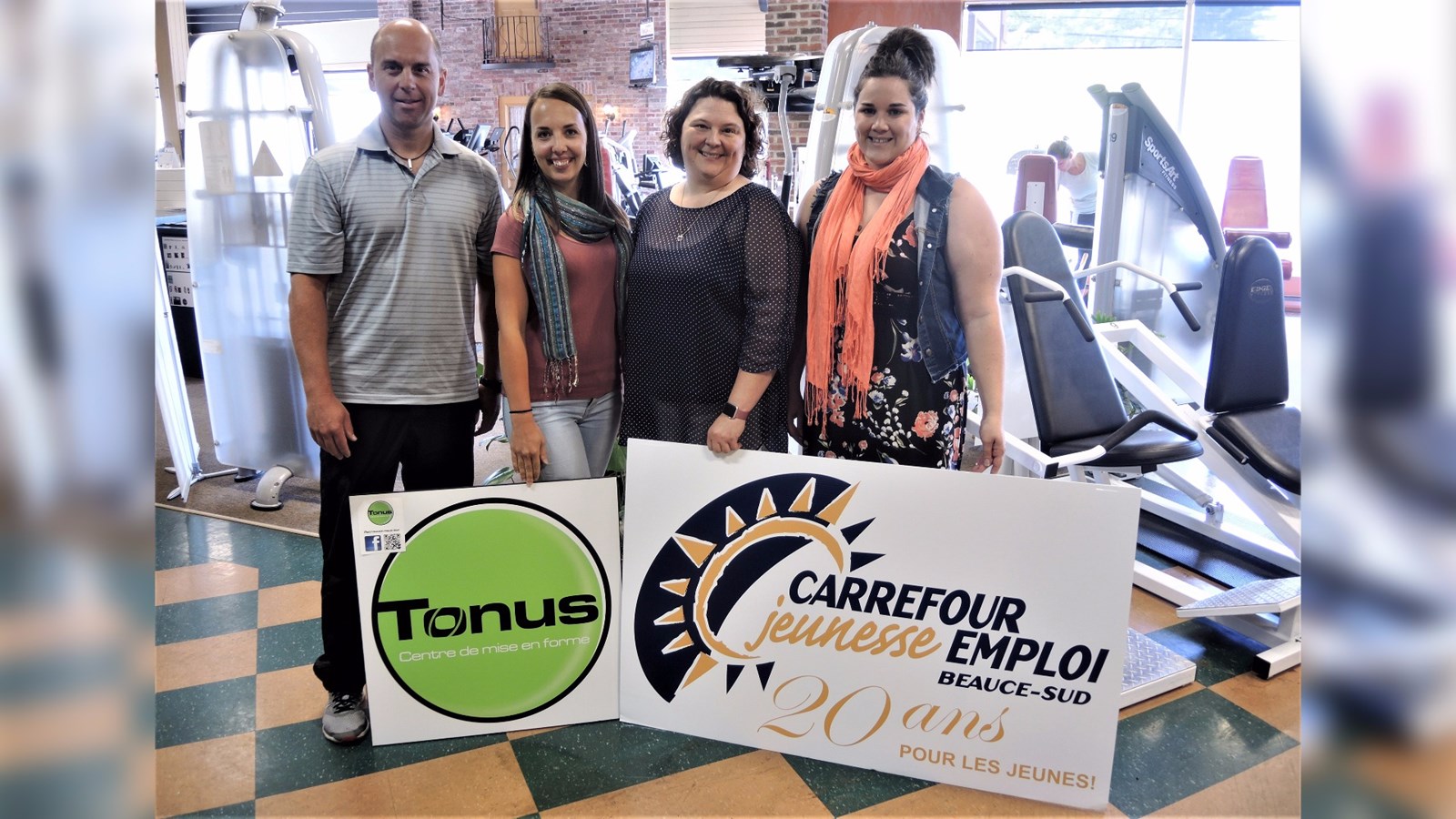 De gauche à droite : Dany Girard, propriétaire du Centre de mise en forme Tonus à Saint-Georges, Marilyn Pilotte, intervenante jeunesse au Carrefour jeunesse-emploi de Beauce-Sud, Marie-Josée Bolduc, directrice générale du Carrefour jeunesse-emploi de Beauce-Sud et Karine Latulippe, intervenante jeunesse au Carrefour jeunesse-emploi de Beauce-Sud.