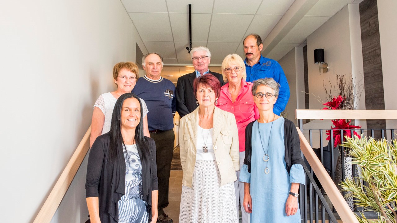 De gauche à droite au premier rang, Annick Parent, représentant Maxime Bernier, Michelyne Frenette, représentant Paul Busque, Johanne Journeault, de la MRC Beauce-Sartigan, au 2e rang Céline Bilodeau, mairesse de St-Hilaire et Andrée Caouette, directrice générale, au 3e rang, Pierre Godbout, président de la Caisse des Sommets de la Beauce entouré de deux conseillers municipaux.