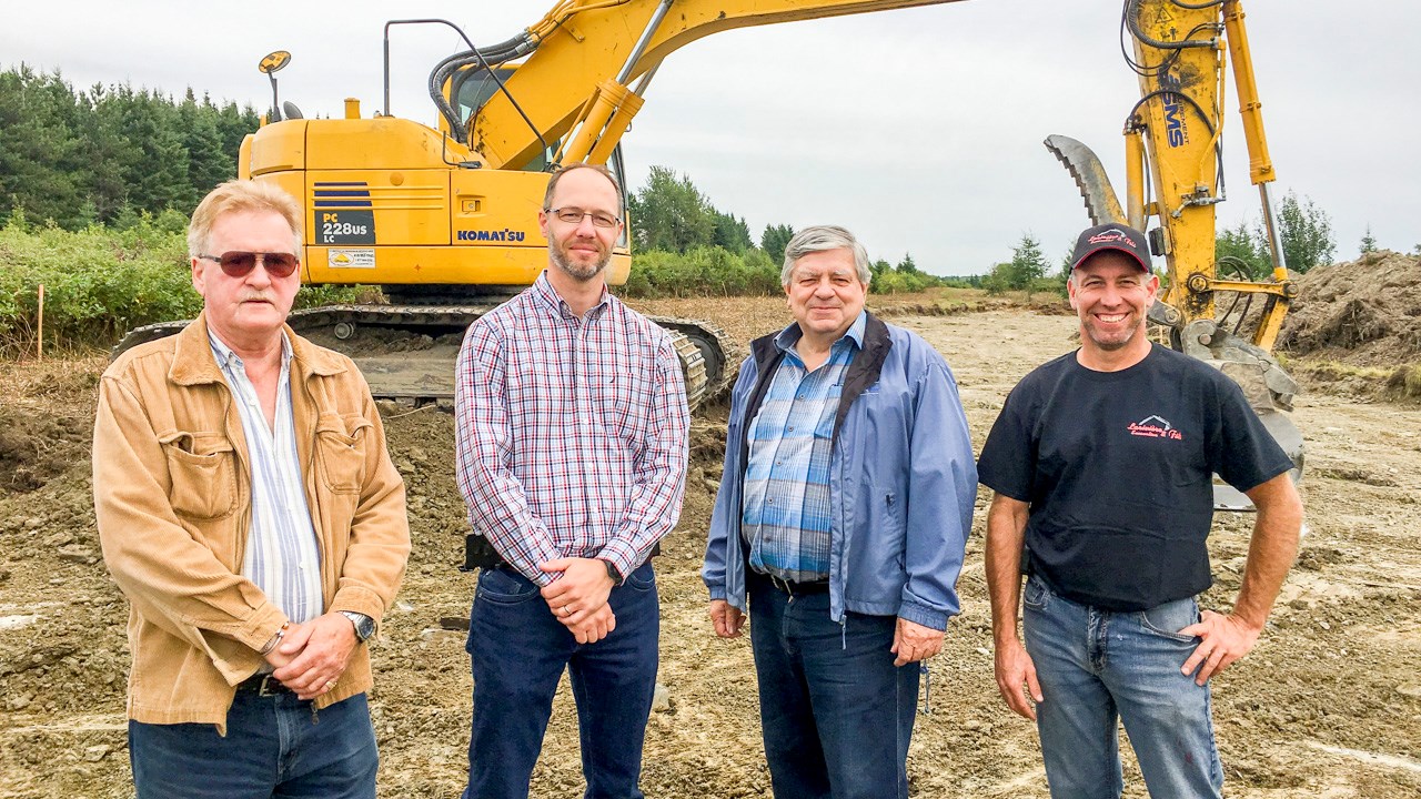 De gauche à droite sur la photo, Donald Couture, conseiller, Stéphane Hétu, directeur général, Gilles Gaudet, maire de Sainte-Aurélie et Alex Larivière, entrepreneur de Larivière & Fils de Beauce