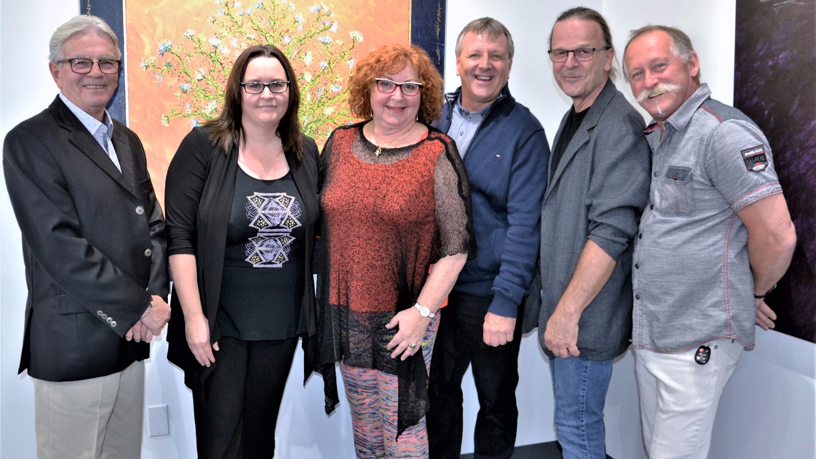 De gauche à droite : Eddy Lecours, président du Centre d'arts Le Moulin La Lorraine de Lac-Etchemin, Isabelle Veilleux, commissaire de l'exposition « Peindre en Beauce », Lyse Marsan, artiste beauceronne multidisciplinaire et auteure de l'exposition « Peindre en Beauce », Gaétan Vachon, maire de la Ville de Sainte-Marie, Claude Gagné, président d'Artistes et Artisans de Beauce et Richard Grenier de la bijouterie Le Forgeron d'Or de Sainte-Marie, président d'honneur de l'exposition.