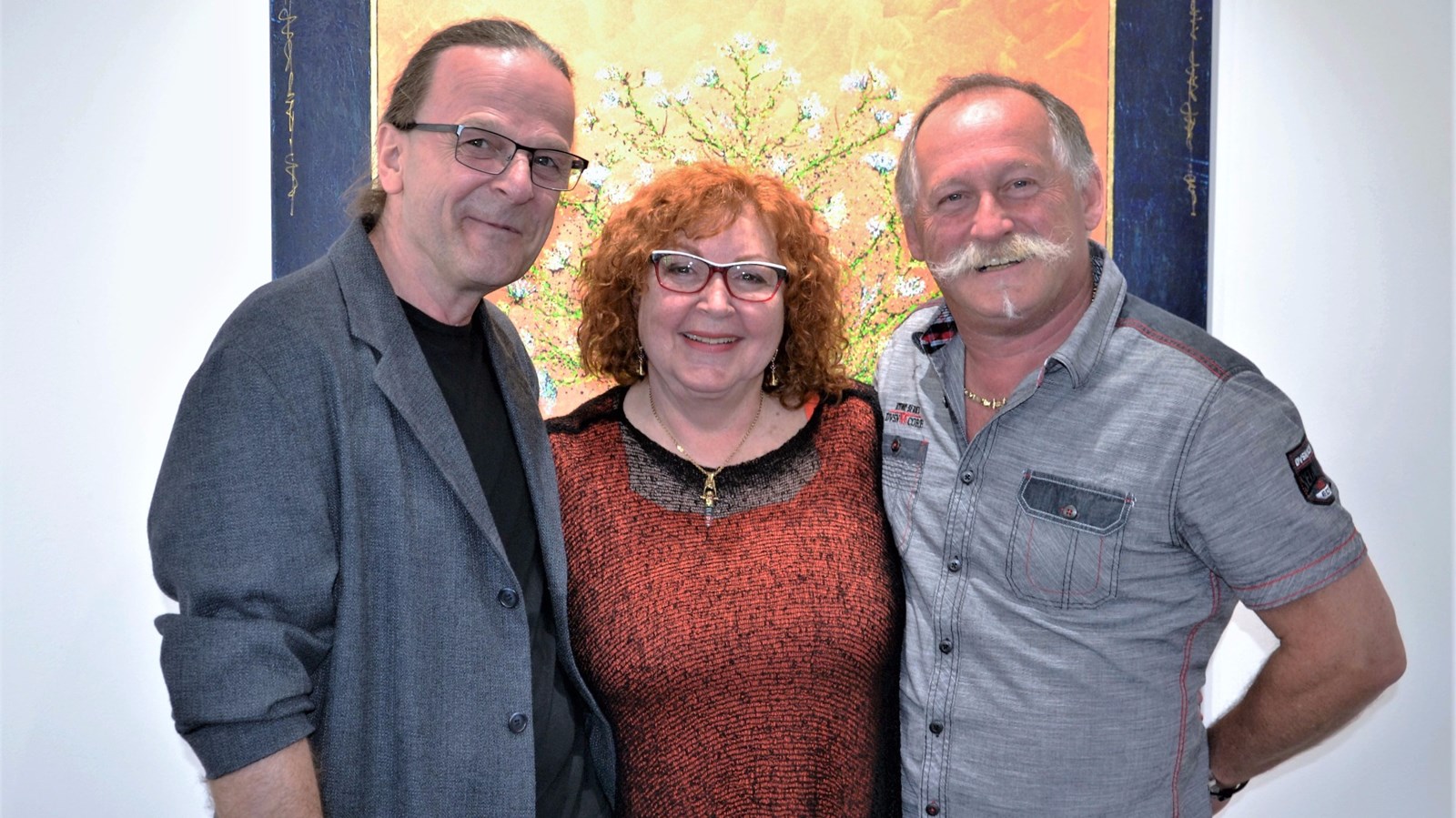 De gauche à droite : Claude Gagné, président d'Artistes et Artisans de Beauce, Lyse Marsan, artiste beauceronne multidisciplinaire et auteure de l'exposition « Peindre en Beauce » et Richard Drouin de la bijouterie Le Forgeron d'Or de Sainte-Marie, président d'honneur de l'exposition.