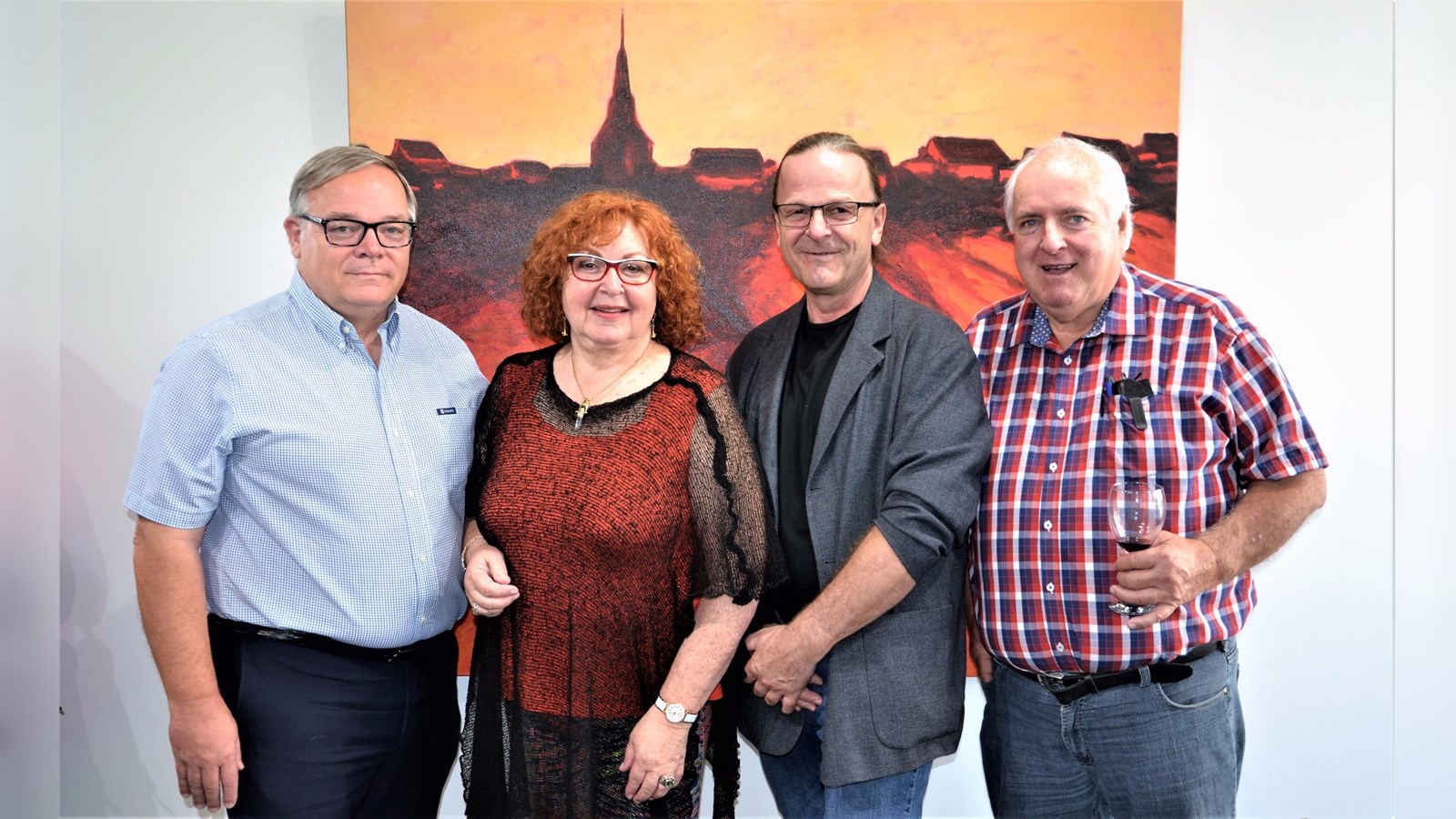 De gauche à droite : Luc Provençal, préfet de la MRC Robert-Cliche et maire de Beauceville, Lyse Marsan, artiste beauceronne multidisciplinaire et auteure de l'exposition « Peindre en Beauce », Claude Gagné, président d'Artistes et Artisans de Beauce et Louis Jacques, homme d'affaires de la région.