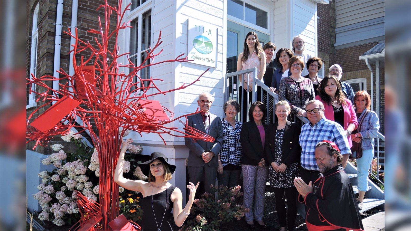 De gauche à droite, au second plan : Jean-Roch Veilleux, maire de Saint-Alfred, Ghislaine Doyon, mairesse de Saint-Jules, Sophie D'Anjou, directrice des Caisses Desjardins de Beauce-Centre, Catherine, représentante du gouvernement du Québec et Luc Provençal, préfet de la MRC Robert-Cliche et maire de Beauceville. Ils sont entre autres accompagnés, au premier plan, de deux des quatre comédiens qui animeront les légendes lors du 23 septembre 2017, ainsi que des six artistes qui ont peint les légendes locales sur les bancs publics dans la MRC.