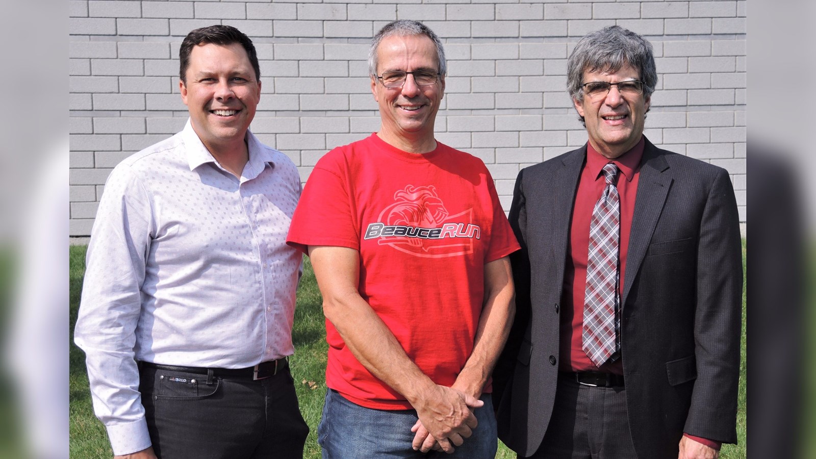 De gauche à droite : Hugo Proulx, vice-président des ressources humaines chez Duvaltex, Francis Rancourt, directeur général de la Corporation du Grand Prix cycliste de Beauce et responsable de la 5e édition de la BeauceRUN ainsi que Jean McCollough, directeur du Secrétariat général et greffier de la Ville de Saint-Georges.