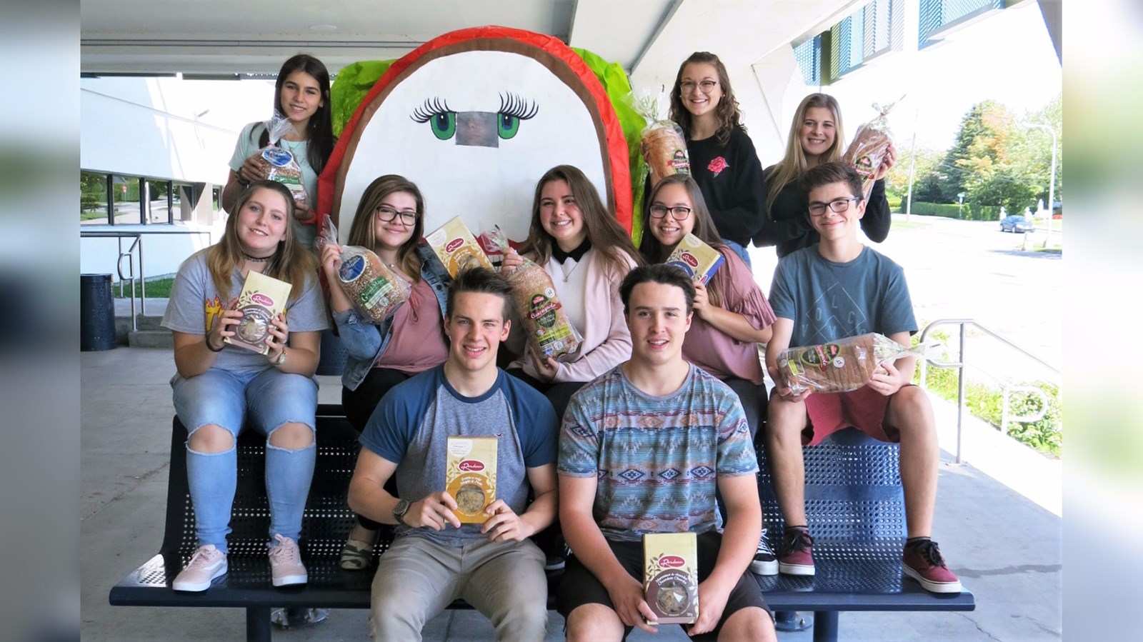 Pour une deuxième année consécutive, les élèves de la polyvalente de Saint-Georges ont décidé de vendre du pain de la Boulangerie St-Méthode ainsi que des galettes Rondeau de la compagnie Vachon afin de financer leurs activités étudiantes.