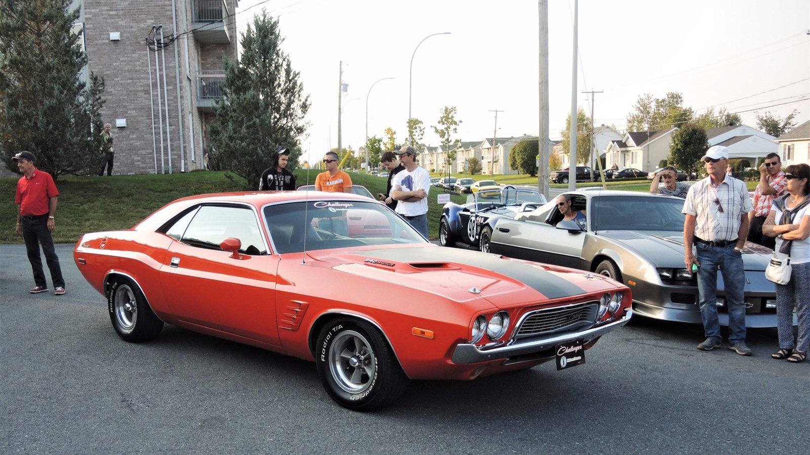 La Dodge Challenger orange qui a été remportée vendredi est une voiture automatique dotée d'un moteur 360 à quatre barils. Ayant fait le tour de plusieurs expositions estivales dans la région, celle-ci elle est évaluée à 34 000 $.