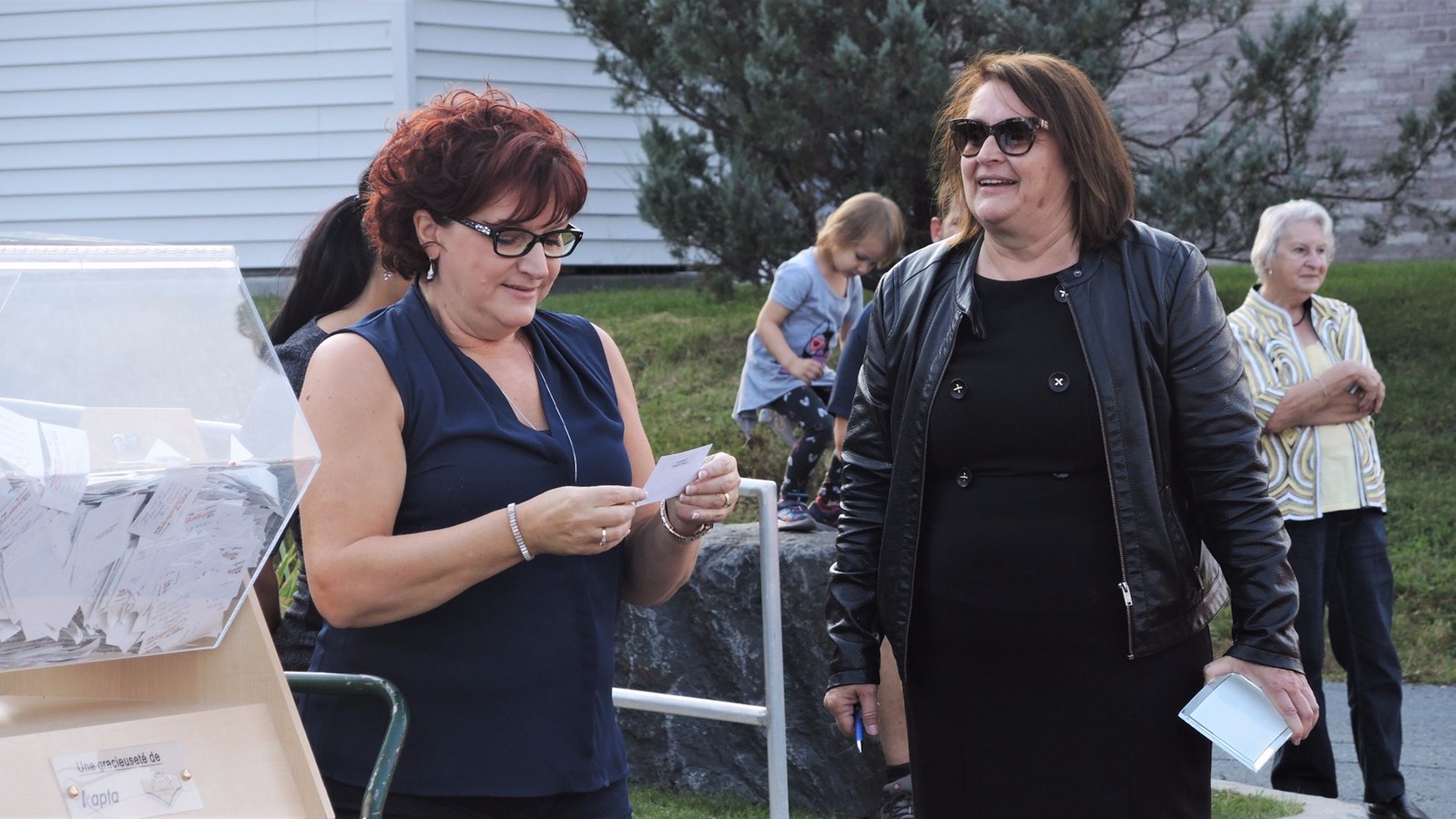 Nicole Jacques, directrice générale de Moisson Beauce, et Hélène Rodrigue, vice-présidente de La Fondation Moisson Beauce, s'apprêtent à dévoiler le nom du gagnant de la voiture.