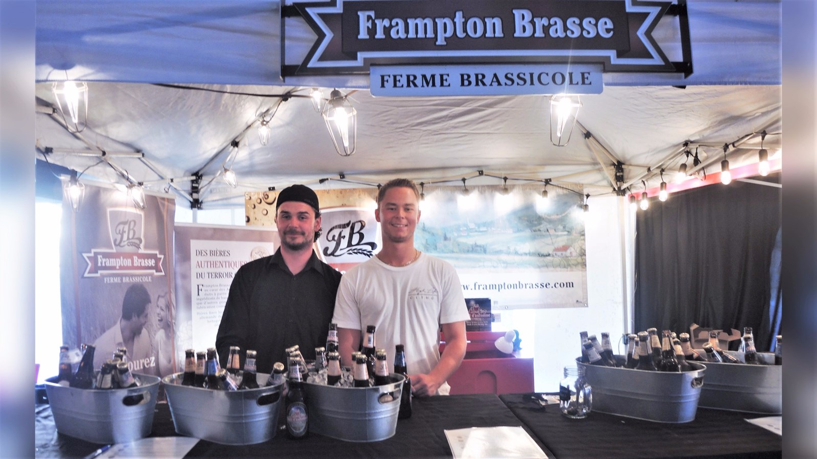 Ces deux représentants de l'entreprise Frampton Brasse étaient heureux de faire découvrir leurs produits à la population beauceronne.