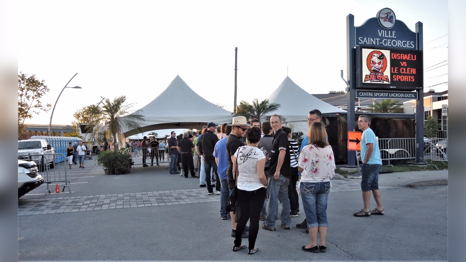 À 18 h 15 vendredi soir (22 septembre 2017) se dressait déjà une file de plus d'une trentaine de personnes pour entrer sur le site du festival.