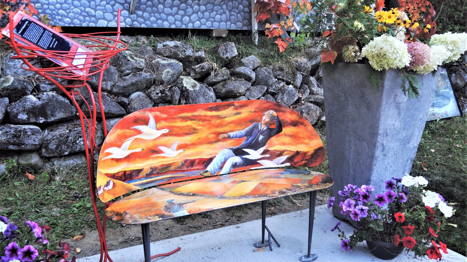 Le banc public situé au Moulin des Fermes à Saint-Joseph-des-Érables a été réalisé par Louise Champagne et la légende de la municipalité a été racontée par Louis Gilbert.