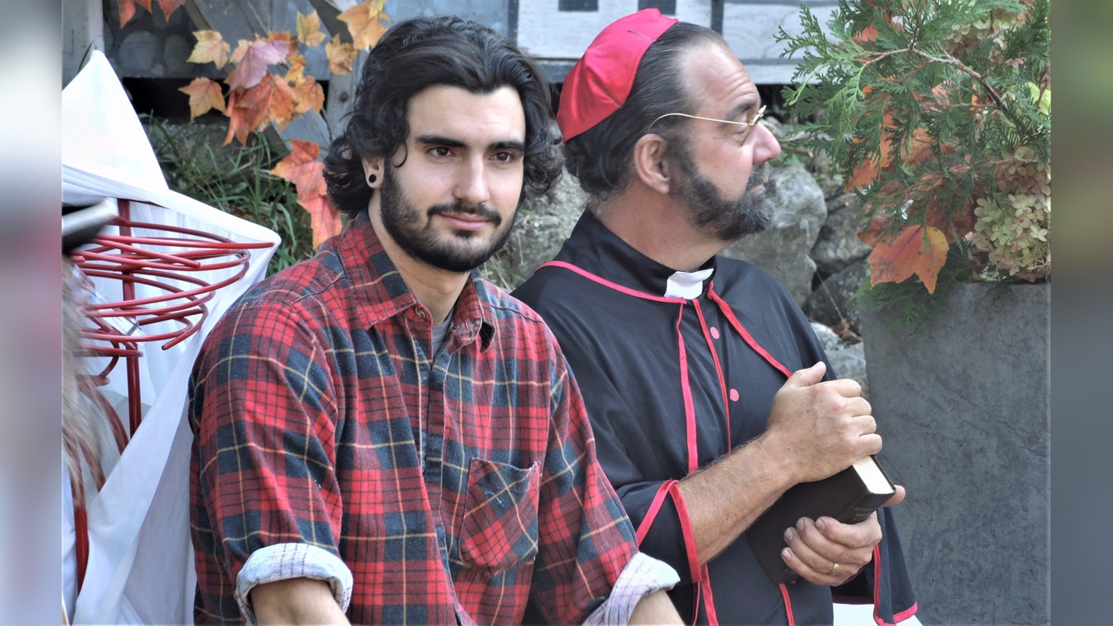 Les personnages de François le coureur des bois et du Curé Morin lors de la Tournée des légendes au Moulin des Fermes à Saint-Joseph-des-Érables.