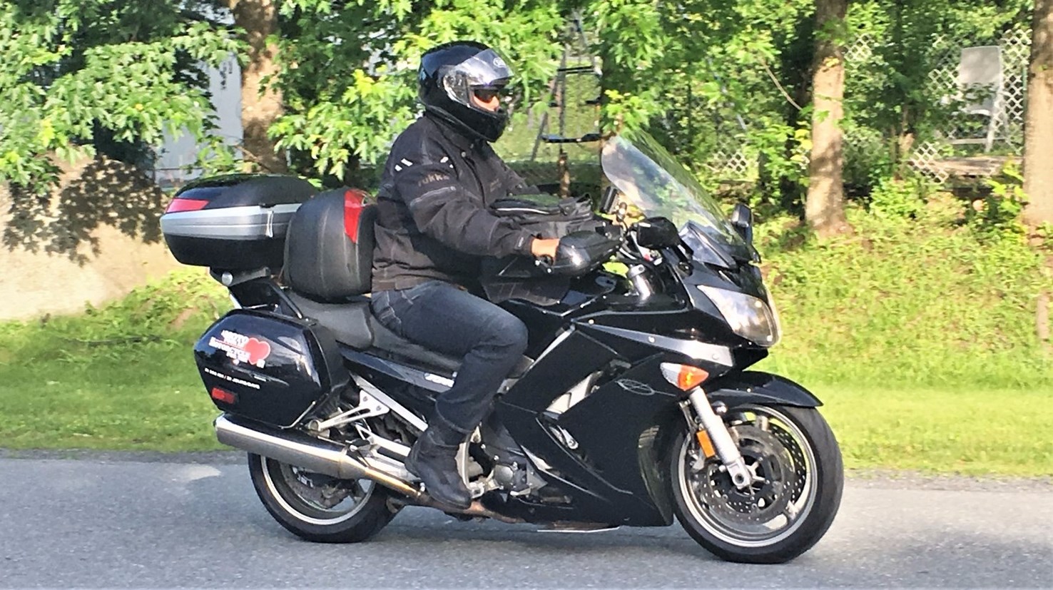Grâce à son aventure en solo intitulée « À moto pour le coeur », le Beauceron Pierre Poulin sera en mesure de remettre 1 800 $ à la Fondation du coeur Beauce-Etchemin et 900 $ à la Fondation de l'Institut universitaire de cardiologie et de pneumologie de Québec.