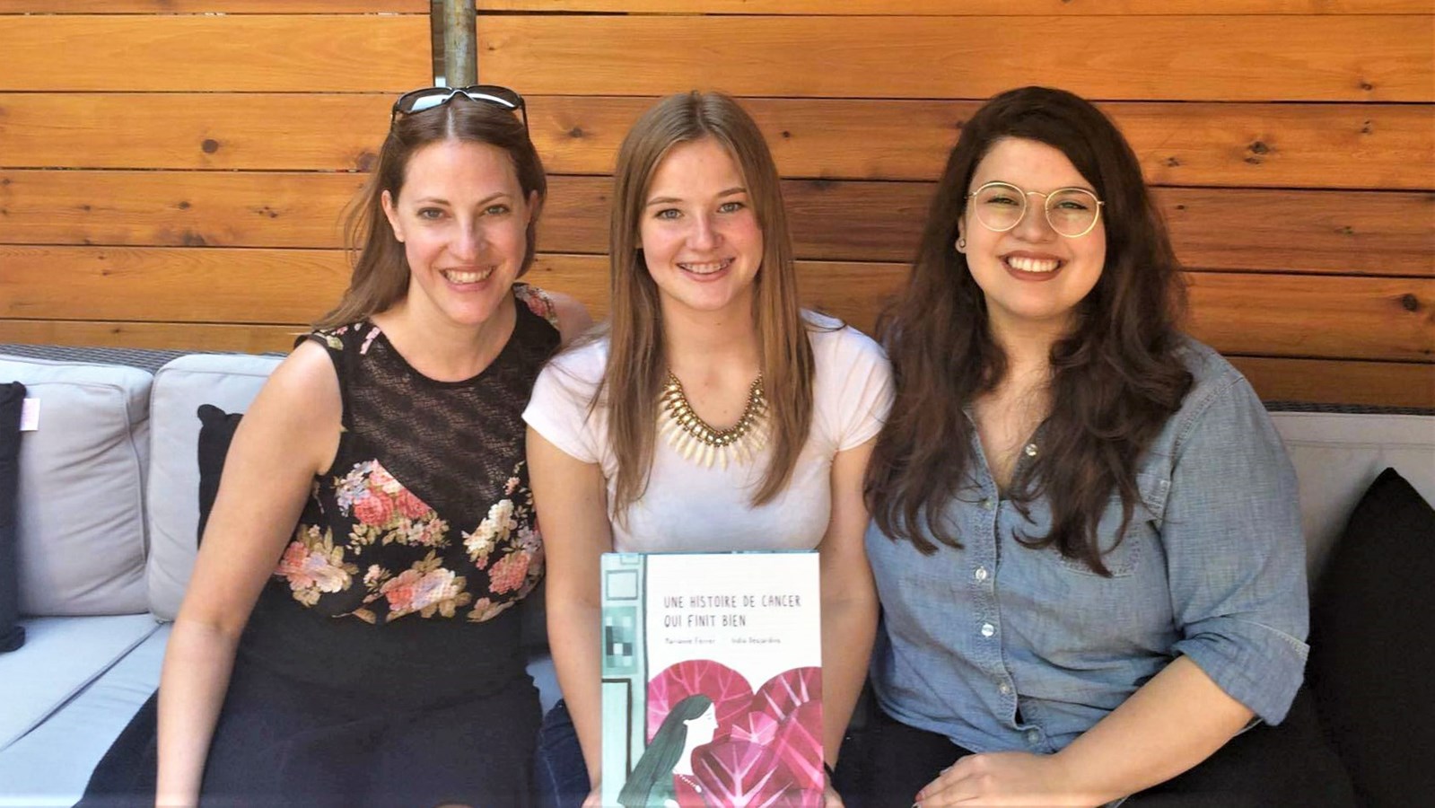 India Desjardins, auteure du livre « Une histoire de cancer qui finit bien », Emma Veilleux, originaire de Saint-Georges, et Marianne Ferrer, illustratrice du roman.