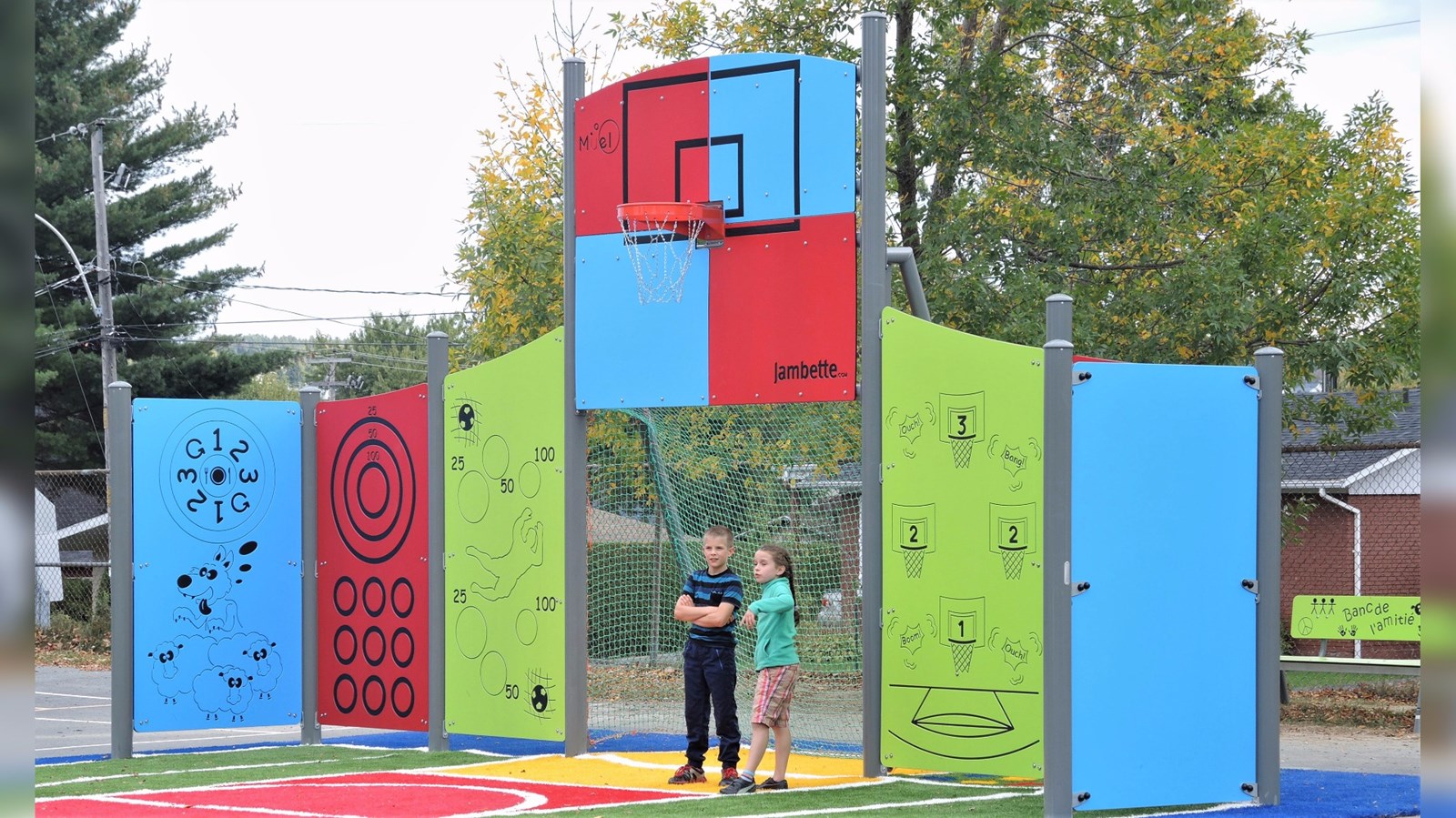 Le nouveau terrain multisports de l'école primaire Monseigneur-Fortier à Saint-Georges est non seulement doté d'un terrain de soccer synthétique et de deux paniers de basketball, mais il comporte également 18 panneaux d'activités qui permettent aux élèves de jouer à divers jeux de vitesse, d'adresse ou de parcours.