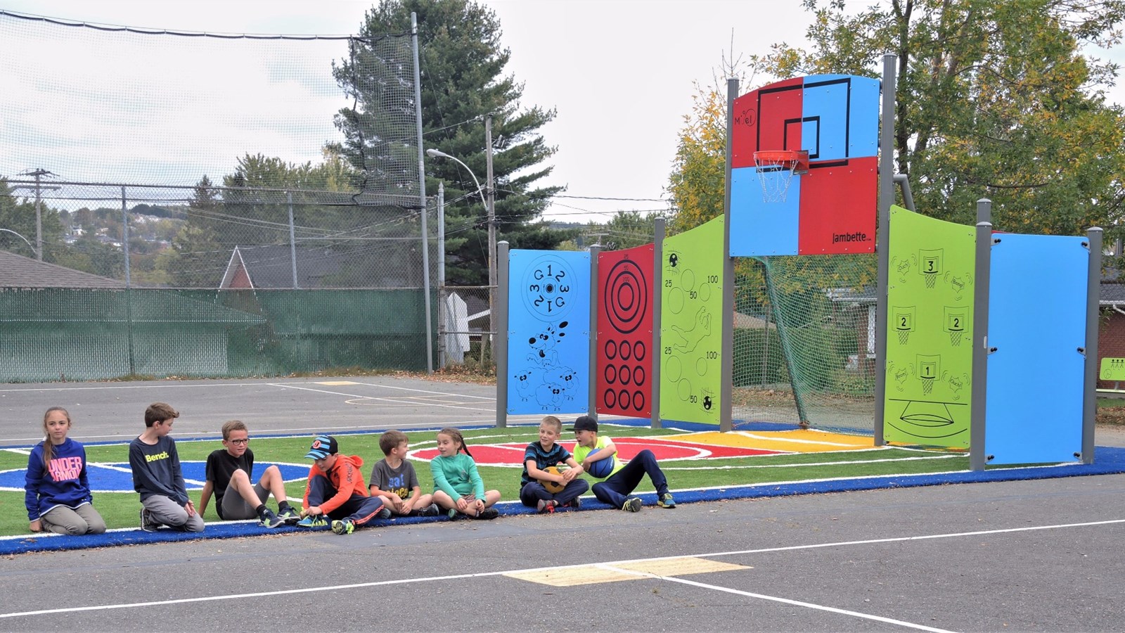 Le nouveau terrain multisports de l'école primaire Monseigneur-Fortier à Saint-Georges est non seulement doté d'un terrain de soccer synthétique et de deux paniers de basketball, mais il comporte également 18 panneaux d'activités qui permettent aux élèves de jouer à divers jeux de vitesse, d'adresse ou de parcours.