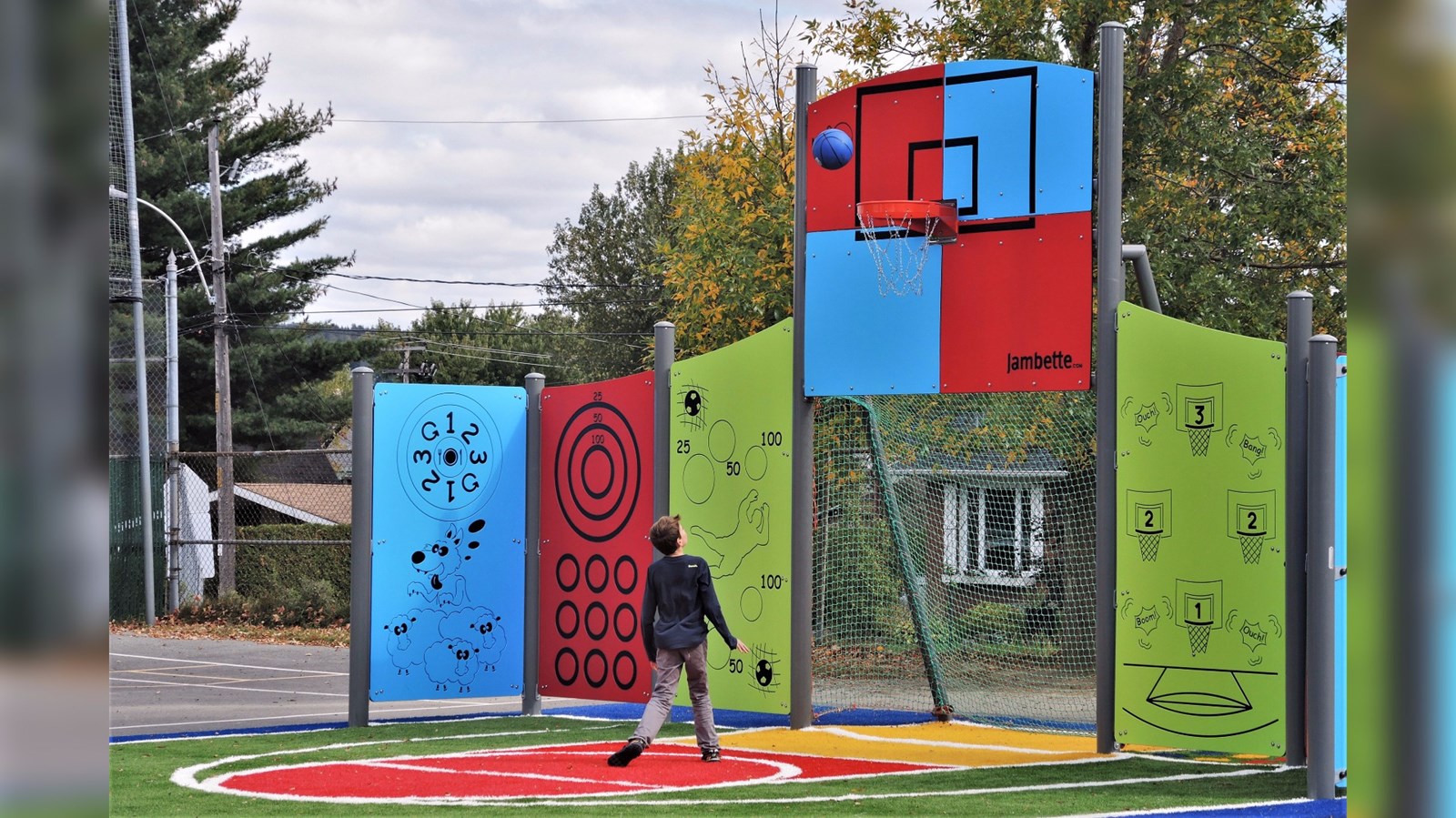 Le nouveau terrain multisports de l'école primaire Monseigneur-Fortier à Saint-Georges possède deux paniers de basketball.