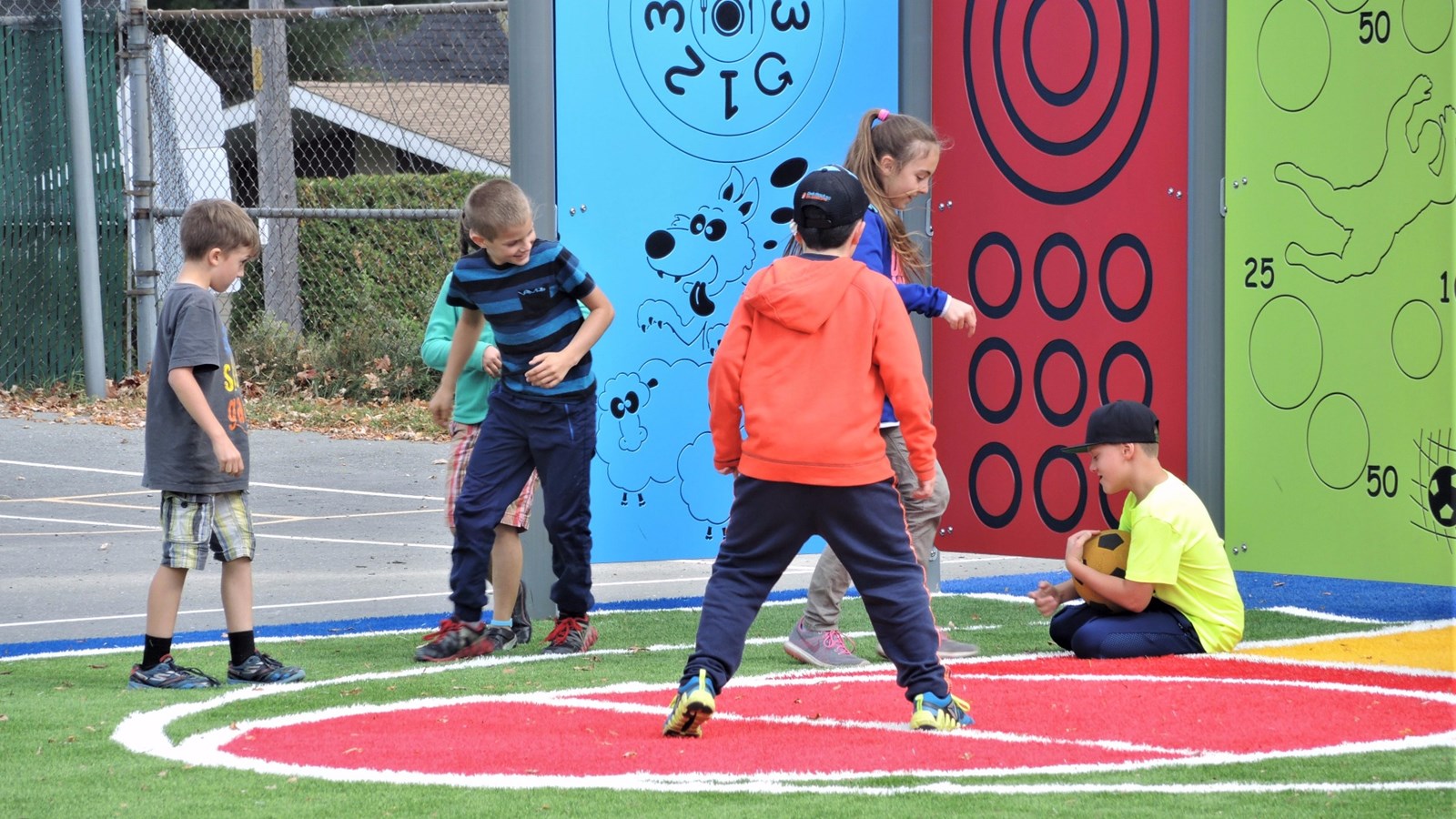 Le nouveau terrain multisports de l'école primaire Monseigneur-Fortier à Saint-Georges est notamment doté d'un terrain de soccer synthétique.