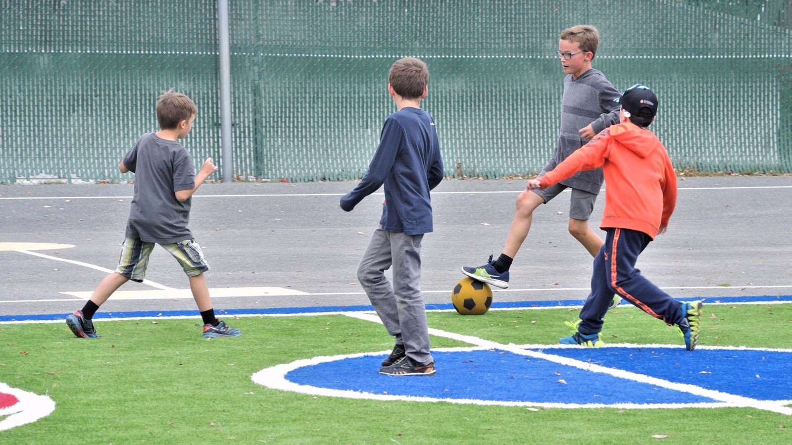 Le nouveau terrain multisports de l'école primaire Monseigneur-Fortier à Saint-Georges est notamment doté d'un terrain de soccer synthétique.