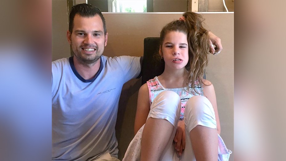 Dave Gilbert, entrepreneur plâtrier chez Les joints D.G. inc, en compagnie de la jeune Katia Labranche.