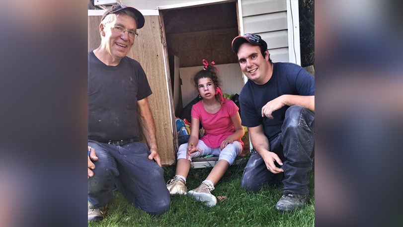Emmanuel Poulin, entrepreneur général en rénovations, et son fils, en compagnie de la jeune Katia Labranche.