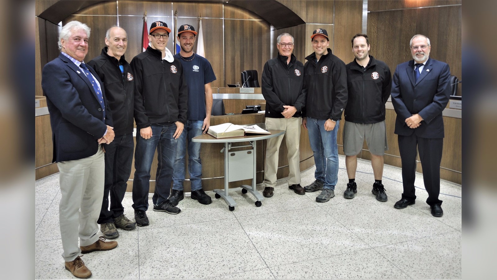 Serge Thomassin, conseiller au district 1 de la Ville de Saint-Georges et membre du conseil d'administration (CA) des Jarrets Noirs de Beauce, Christian Vachon, également membre du CA, les joueurs Vincent Vachon et Jimmy Chabot, Jean-Louis Lemieux, membre du Conseil d'administration des Jarrets Noirs, les joueurs Daniel Jacques et Dwayne Paquet, ainsi que le maire de la Ville de Saint-Georges, Claude Morin.