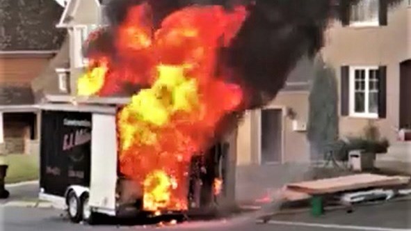 Une remorque de l'entreprise Construction E.J. Bilodeau a pris feu sur la 83e Rue à Saint-Georges le mercredi 4 octobre 2017. Les pompiers ont été appelés à 8h07.