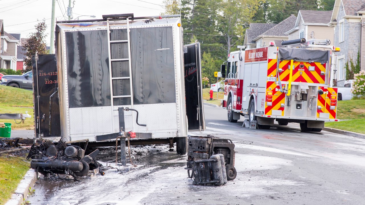 Une remorque de Construction E.J. Bilodeau prend feu à St-Georges