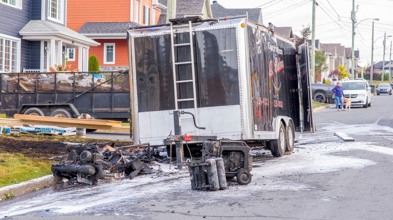Une remorque de Construction E.J. Bilodeau prend feu à St-Georges