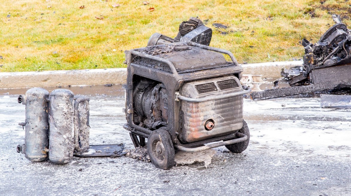 Selon les pompiers de Saint-Georges, le feu aurait débuté à cause d'une génératrice présente dans la remorque.