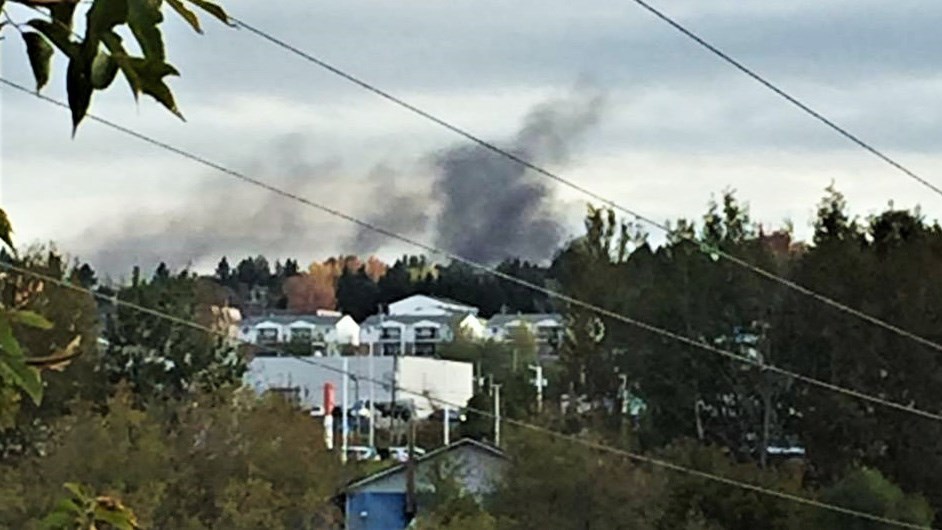 La fumée causée par la remorque en feu, vue de la piste cyclable dans l'Ouest de la Ville de Saint-Georges.
