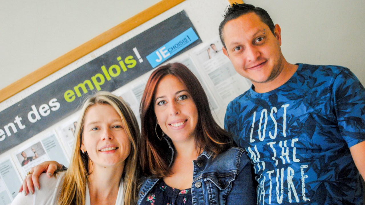 Sarah Breton, au centre, entourée de Nancy Morin et de Vincent Dijoux, les interprètes des services adaptés du Cégep, l'ayant accompagnée dans tous ses cours.