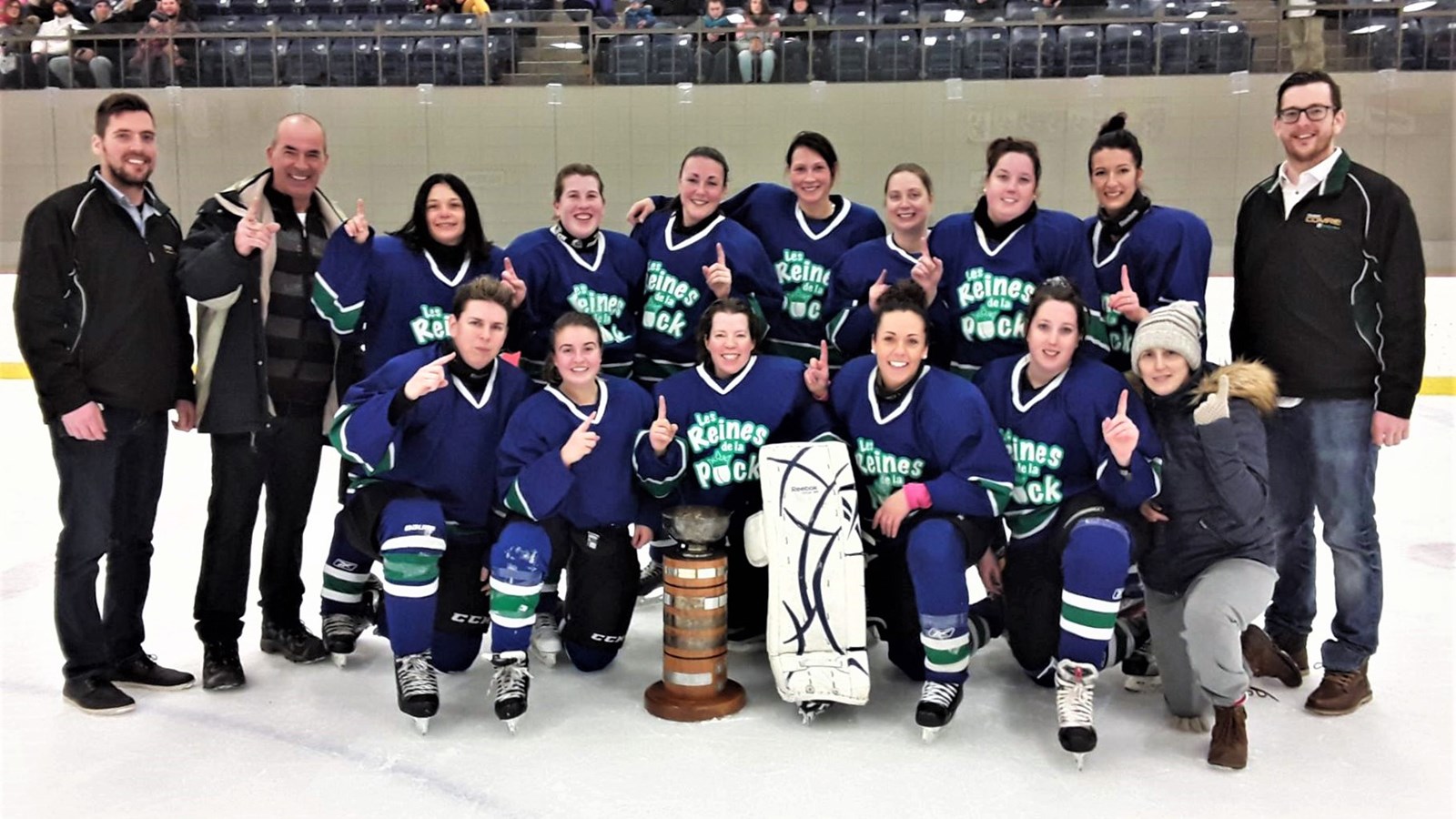 Les gagnants de la classe F, les Reines de la puck, lors de la 67e édition du tournoi Comrie Desjardins qui s'est déroulée du 2 au 5 février 2017.